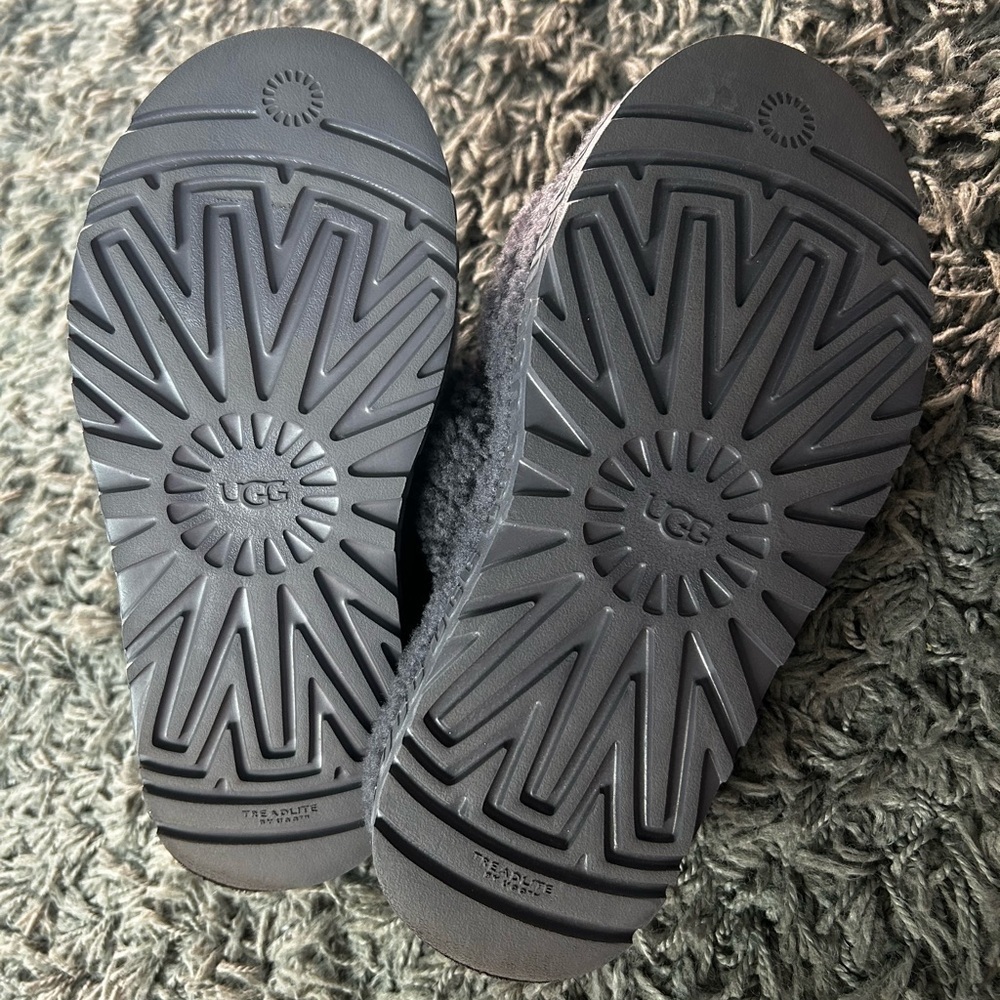 UGG Charcoal Fluffy Slippers 5/6 Shoe Sz - Picture 5 of 5